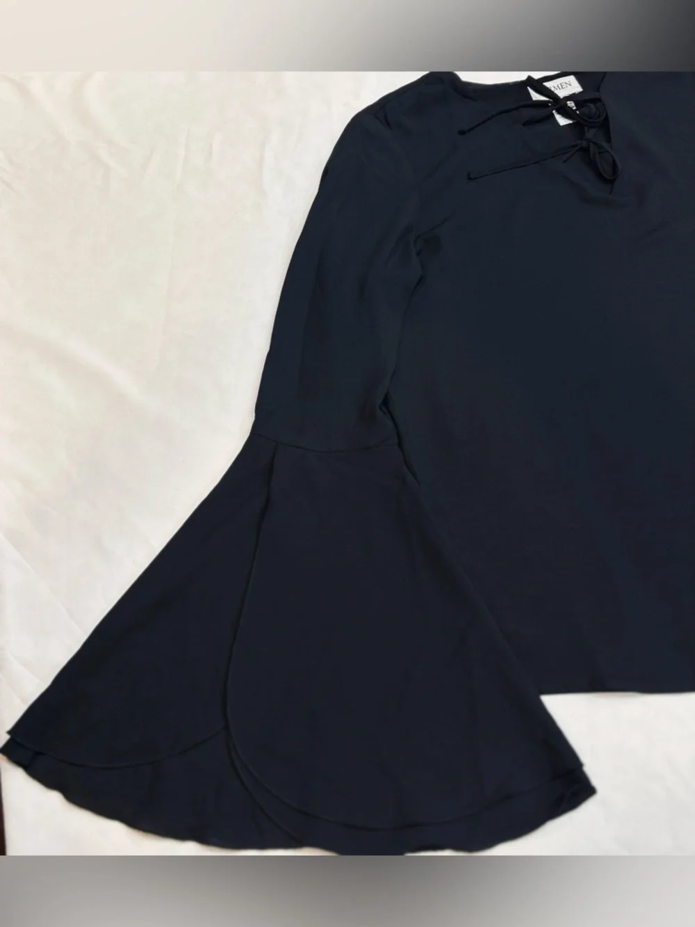 Carmen Marc Valvo Black Bell Sleeve Tie Neck Bls Sz M Keyhole Flowy Whimsygoth - Picture 2 of 5